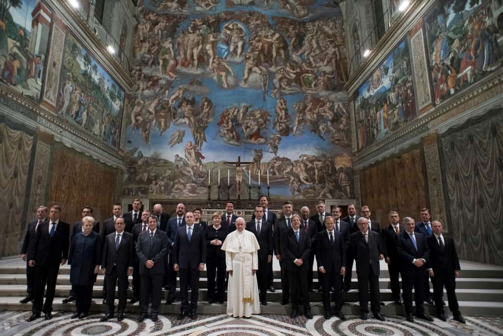 "Семейната снимка" на лидерите от ЕС с папата пред фреската "Страшният съд" на Микеланджело в Сикстинската капела. Снимка: Osservatore Romano