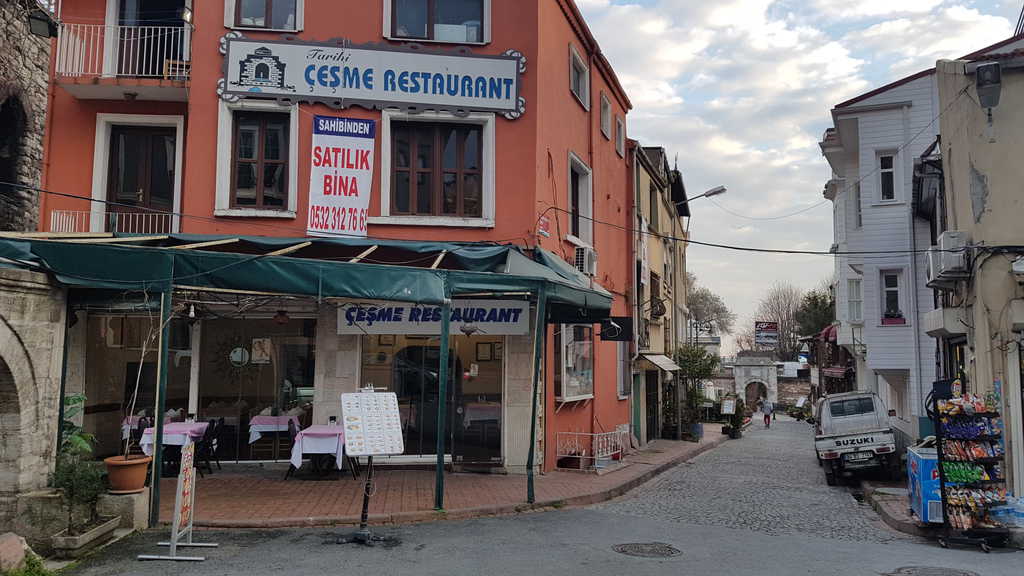 Икономическите трудности в Турция личат и с просто око–за продан са обявени ресторанти около "Султанахмет" (Голямата джамия) в Истанбул. Снимка: Зорница Илиева