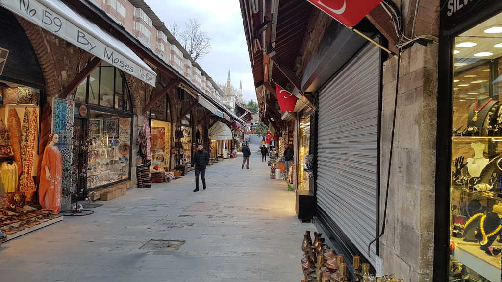 Базар при "Султанахмет" в Истанбул–в очакване на туристи. Снимка: Зорница Илиева