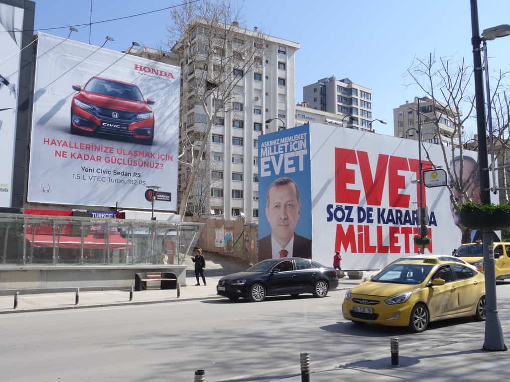 Внушителни реклами в подкрета на "да"-то на референдума на най-дългата търговска улица в Истанбул "Багдат джадеси". Снимка: Зорница Илиева