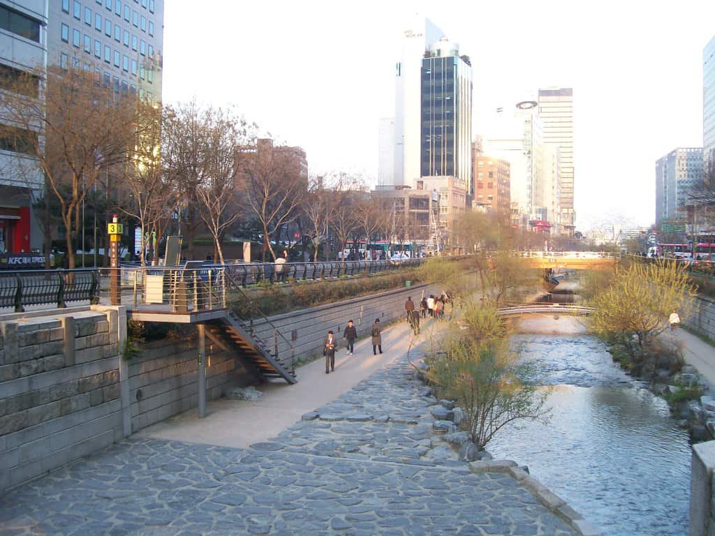В деловия център на Сеул на повърхността е извадена малка река, която по-рано е протичала в подземен канал. Сега са оформили около отвореното ѝ корито и зона за разходки–за да се хуманизира градската среда. Снимка: Къдринка Къдринова