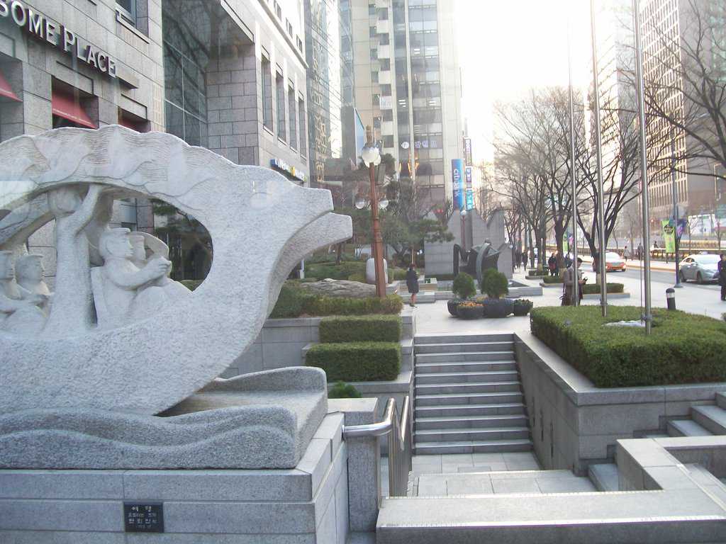 Скулптури и артистично оформени зелени кътове разнообразяват уличната картина в южнокорейската столица. Снимка: Къдринка Къдринова
