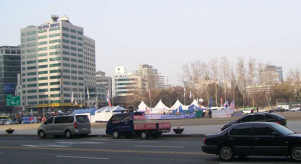 Градинката в центъра на Сеул с палатките на протестния лагер на поддръжниците на свалената за злоупотреби президентка Пак Гън Хе. Снимка: Къдринка Къдринова