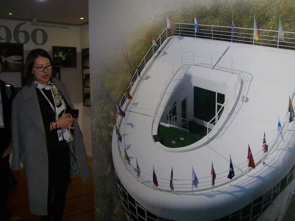Така изглежда отгоре сградата на Музея на тоалетната в Суон, обяснява екскурзоводката пред фотос вътре в самия музей. Снимка: Къдринка Къдринова