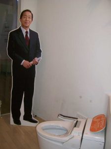 Сим Че Дък–основателят на екстравагантния музей, също е представен там със свой фотопортрет в естествен ръст. Снимка: Къдринка Къдринова