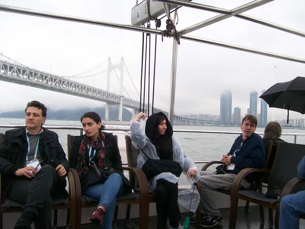 Участници в Световната журналистическа конференция по време на разходка с корабче в залива на Пусан. Снимка: Къдринка Къдринова