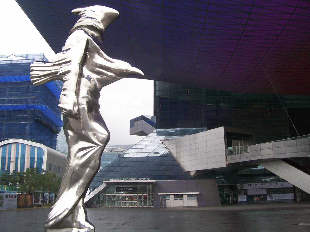 Тази необичайна скулптура пред Пусанския филмов център е и негов символ. Снимка: Къдринка Къдринова