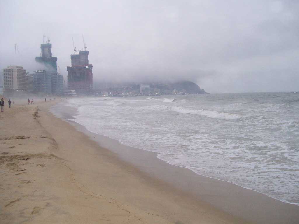 Плажовете на Пусан са широки и с чудесен пясък, но лошото време ни ги показа в мрачни и мъгливи тонове. Снимка: Къдринка Къдринова