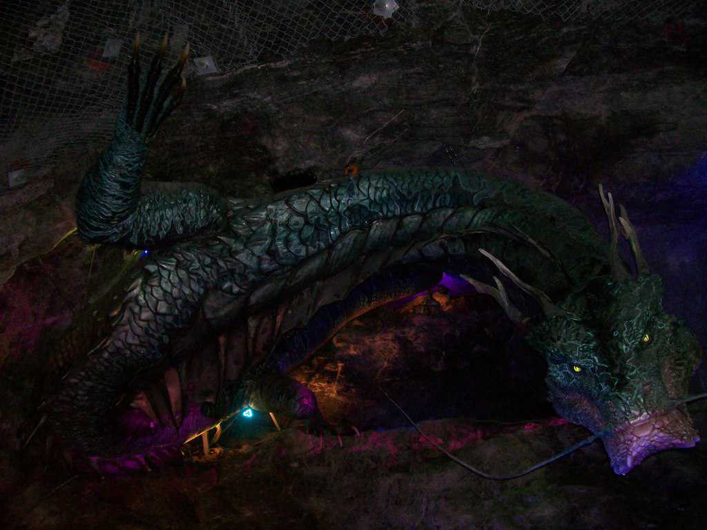 Този дракон е само един от "обитателите" на бившата мина край Куанмьон, превърната в приказна пещера. Снимка: Къдринка Къдринова
