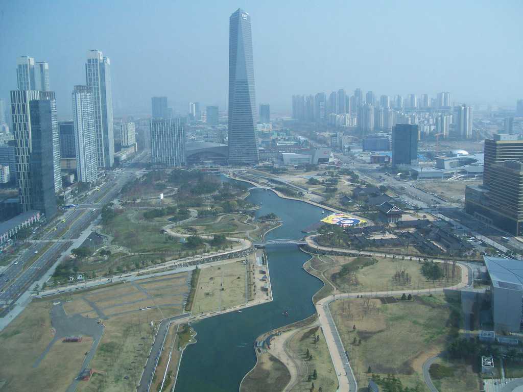Поглед от панорамния 35-ти етаж на Кулата IBS към Сонгдо в Свободната икономическа зона на град Инчон. Точно отсреща е 308-метровата Търговска кула на Североизточна Азия–най-високата засега сграда в Южна Корея. Снимка: Къдринка Къдринова