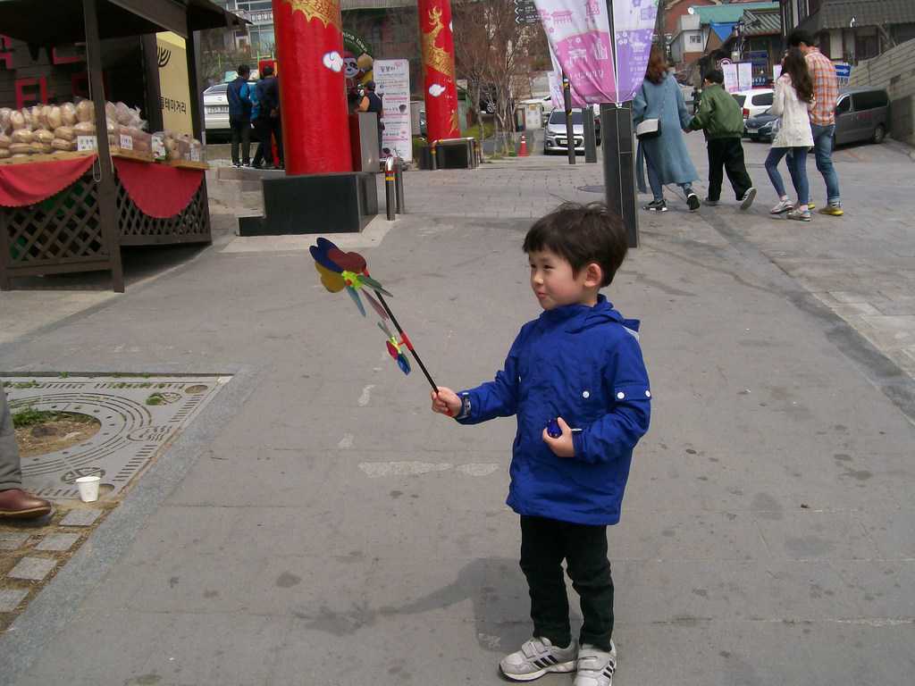 Град Инчон ме изпраща с шарена въртележка и с детска усмивка. Снимка: Къдринка Къдринова