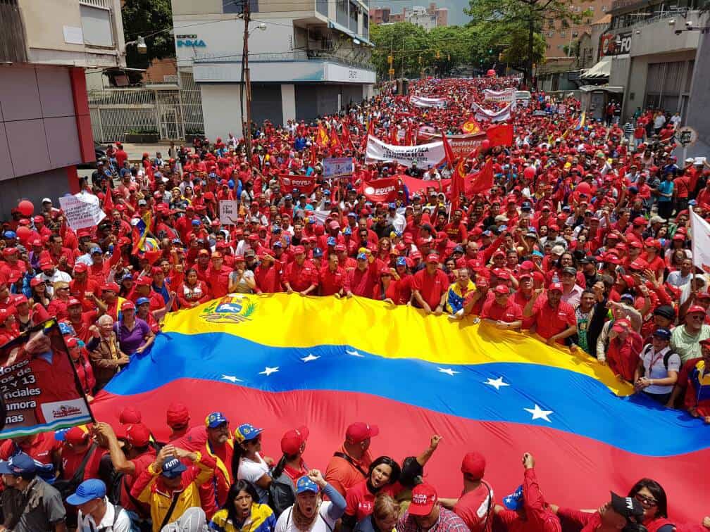Хората скандираха лозунги в подкрепа на революцията и развяваха венесуелски знамена. Снимка: resumenlatinoamericano