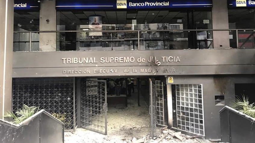 Дело на опозиционни вандалски групи е нападението и опожаряването на сградата на Върховния съд в Каракас. От вандалщината пострада и намираща се в същата сграда чуждестранна банка. Снимка: resumanlatinoamericano
