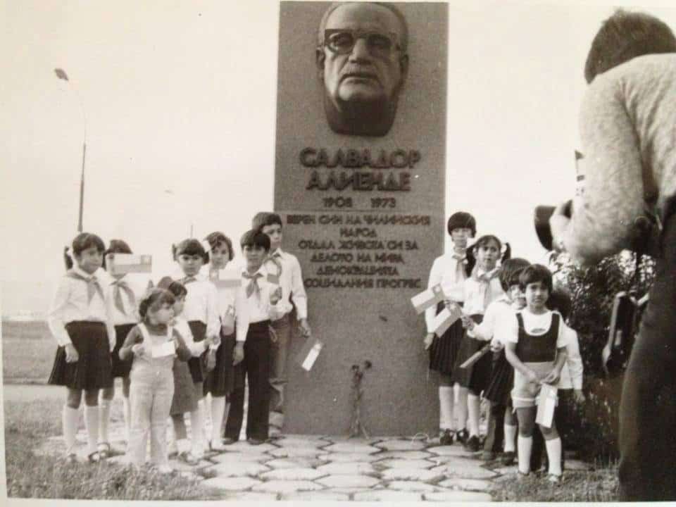 Снимка от 1981 г. – пред паметника на Салвадор Алиенде в София на скулптора Павел Койчев са се събрали деца на чилийски емигранти у нас. Инициативен комитет се бори от 2008 г. паметникът, унищожен по времето на Янчулев, да бъде възстановен. Снимка: Къдринка Къдринова