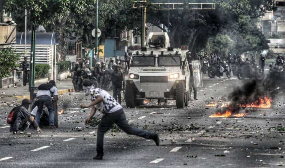 Опозиционните изяави на 19 и 20 април не минаха през станалите вече обичайни за тях акции на улично насилие и вандализъм. Снимка: elpais