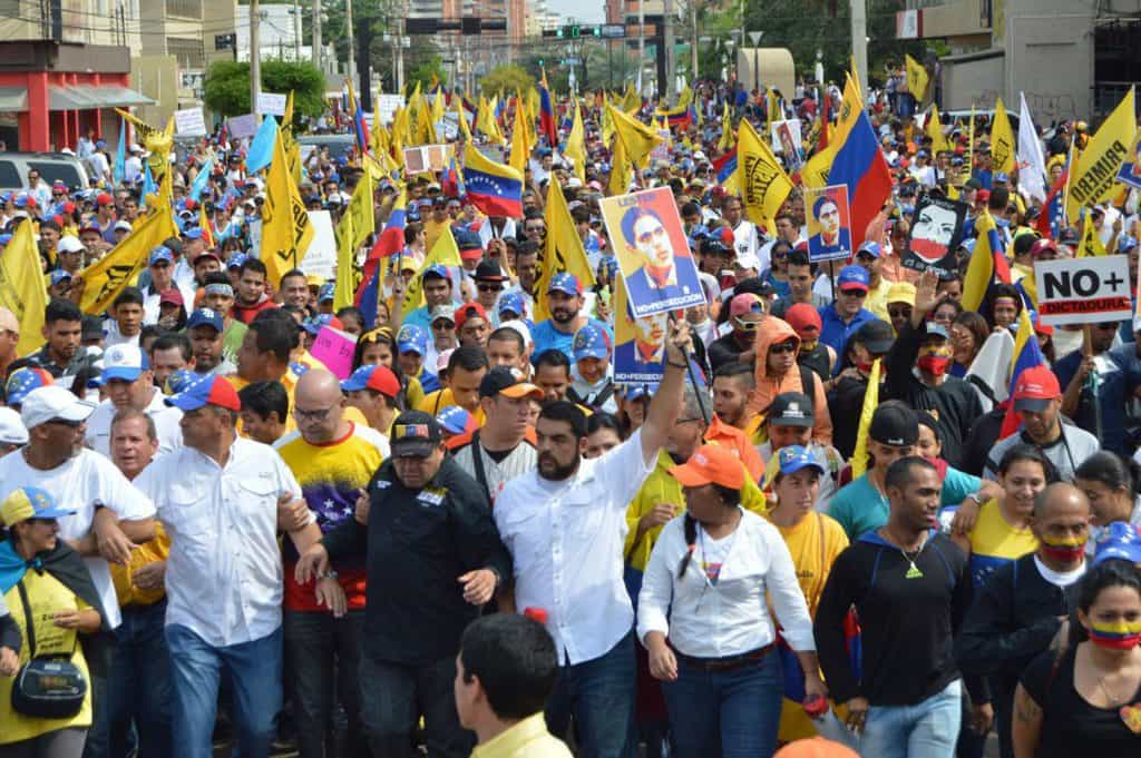 Опозицията също събра хиляди хора на своето шествие в Каракас. Снимка: el-carabobeno