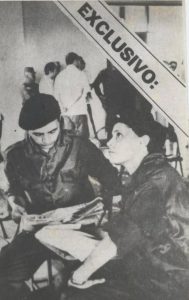 Команданте "Уно" (Уго Торес) и Команданте "Дос" (Дора Мария Тейес) в завзетия дворец по време на преговорите. Посредниците се убеждават, че партизаните владеят положението и печелят симпатиите на заложниците. Снимка: Flickr