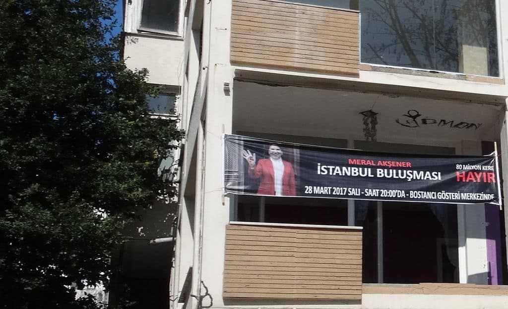Лозунг на сграда в Истанбул, призоваващ да се гласува с "не" на референдума. На него е ликът на Мерал Акшенер. Снимка: Зорница Илиева