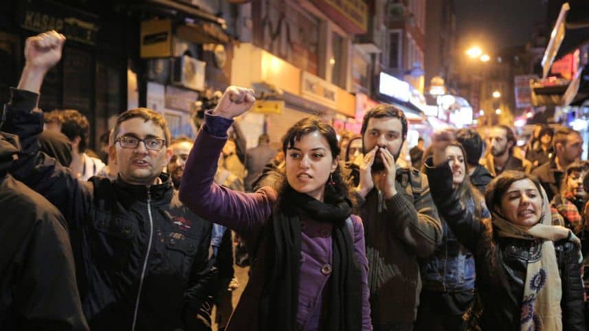 Протест в Истанбул срещу конституционните промени, наложени с референдума на 16 април. Снимка: haaretz