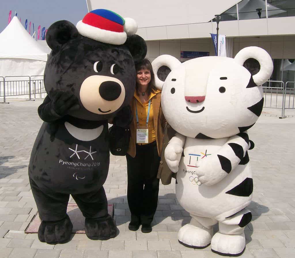 Снимка за спомен на авторката с олимпийските символи–мечето Бандаби и тигърчето Соохоранг