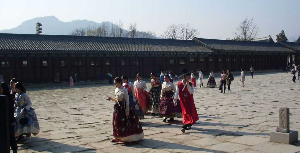 Носията ханбок–било в дамски, било в мъжки вариант–е предпочитано облекло сред южнокорейските посетители на двореца Кьонбокун. Снимка: Къдринка Къдринов