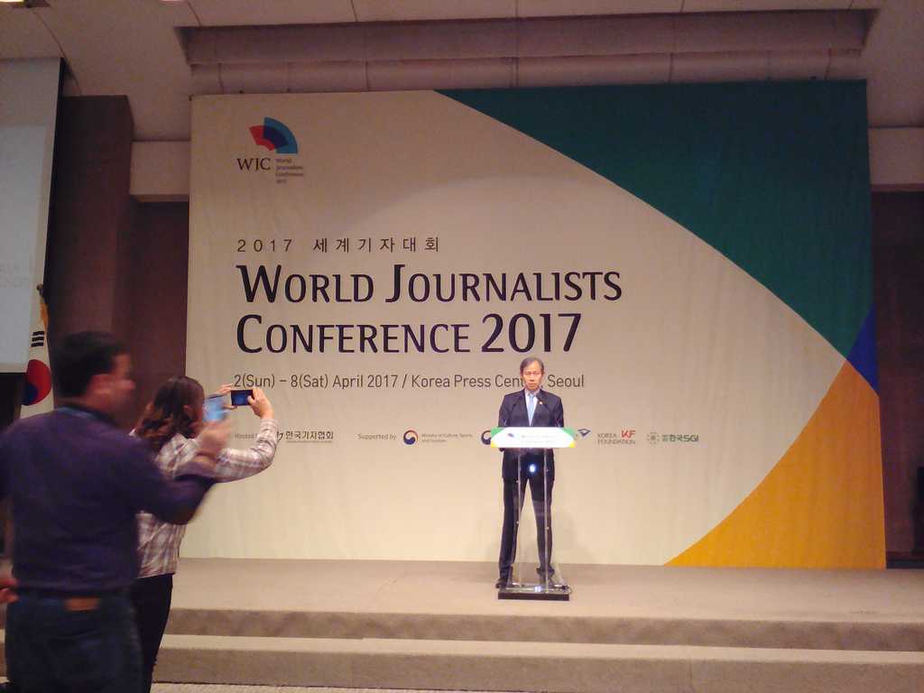 Зам.-външният министър на Република Корея Ан Чонг-хе пред Световната журналистическа конференция в Сеул. Снимка: Къдринка Къдринова