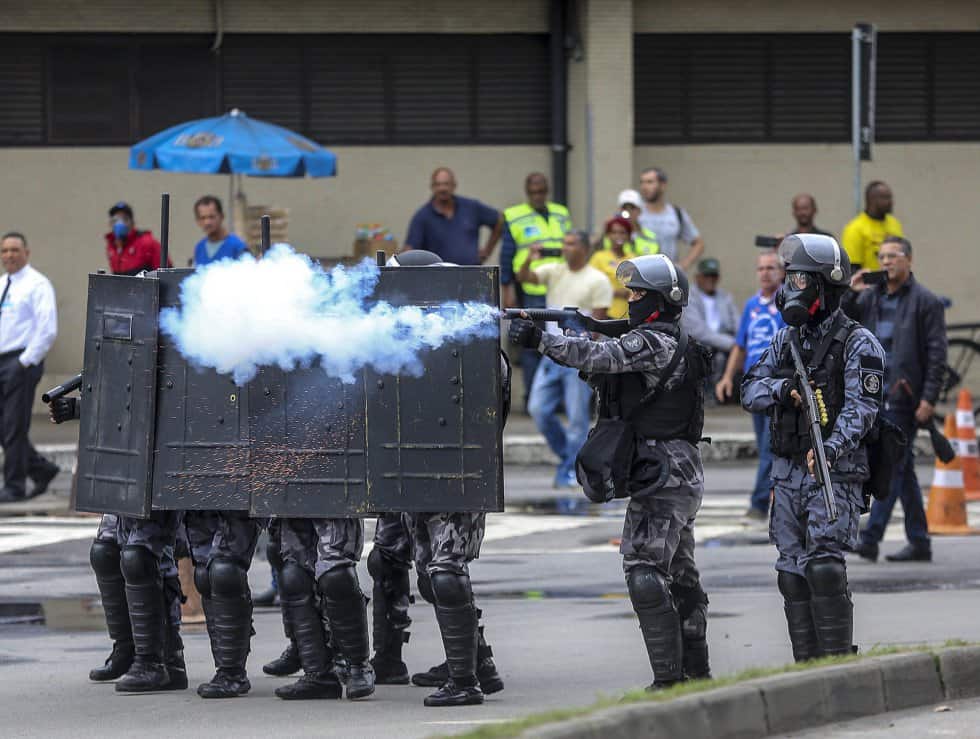 Полицията в Рио употреби гумени куршуми и сълзотворен газ срещу участниците в пътните блокади: Снимка: ЕФЕ