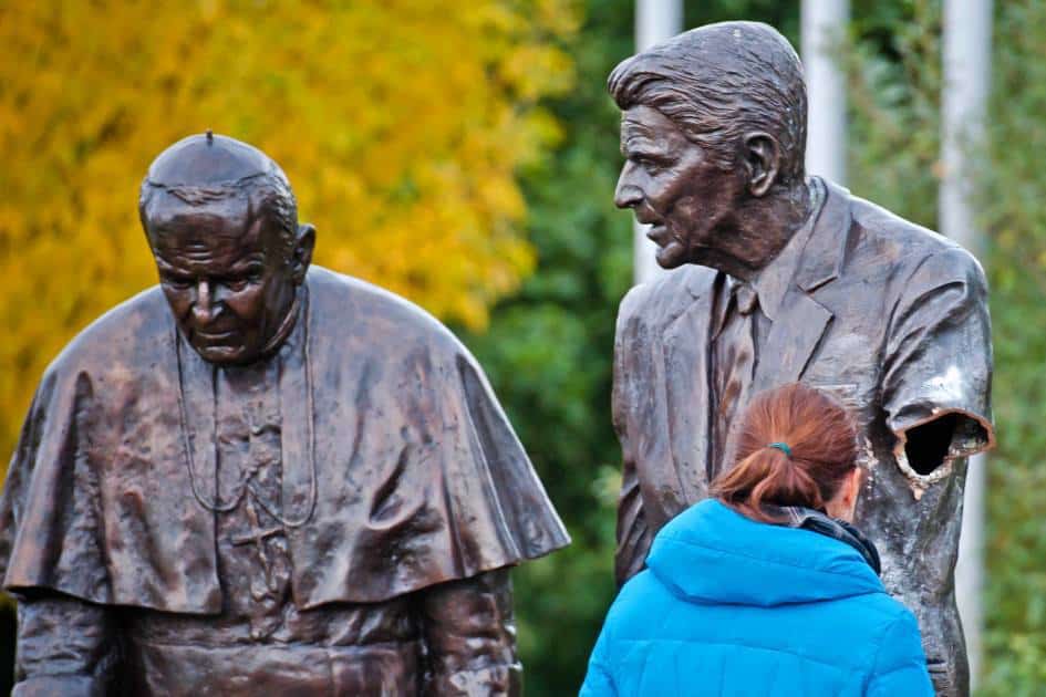 През 2013 г. – 30 г. след инсталирането на ракетите „Круз“ и „Пършинг“ в Европа – злосторници откъснаха ръката на паметника на Рейгън с папа Йоан-Павел Втори в Гданск. Снимка: архив