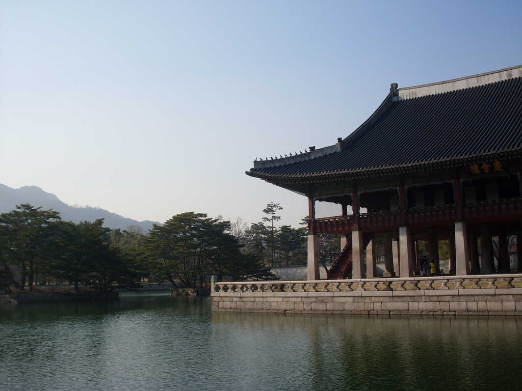 Гьонхору–тържествената зала за приеми на двореца Кьонбокун, е разположена на изкуствен остров сред езеро. Снимка: Къдринка Къдринова