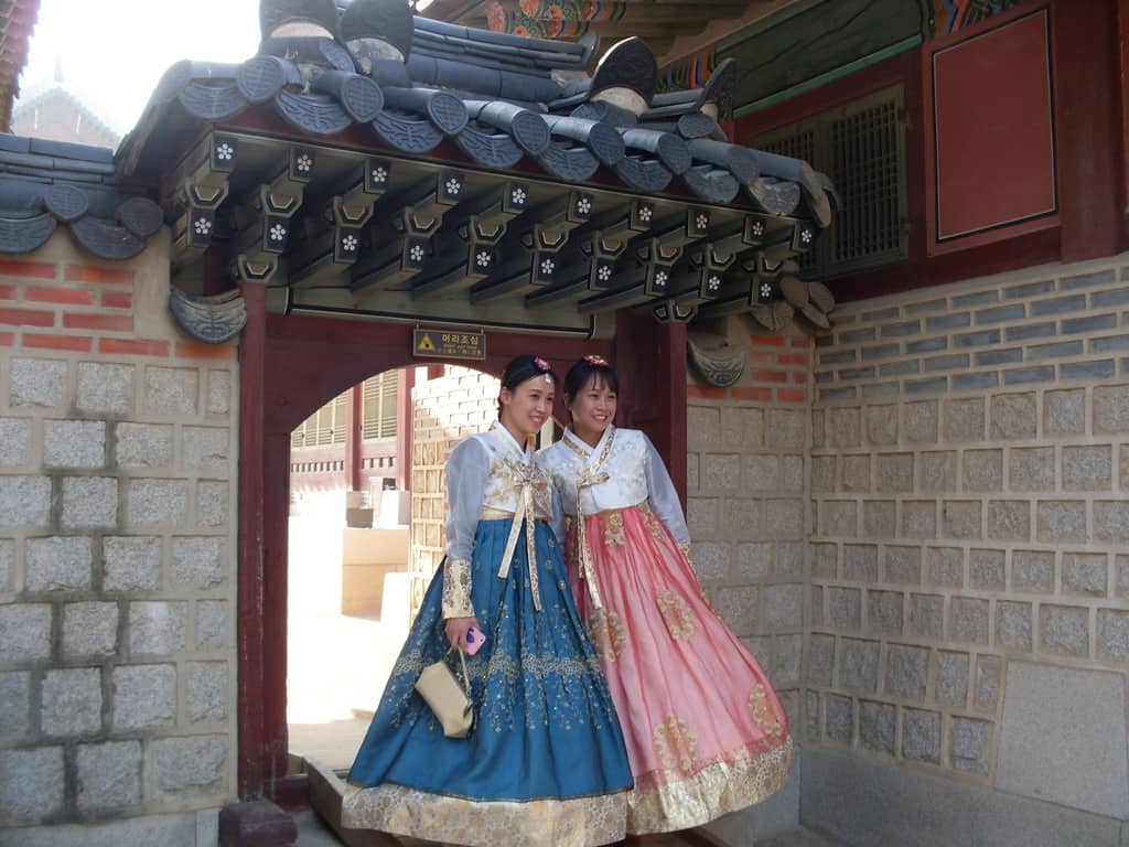 Две момичета в носии ханбок на един от порталите в Кьонбокун. Снимка: Къдринка Къдринова