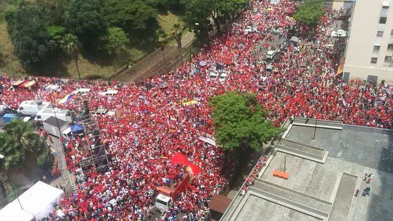 Още един "птичи поглед" към чависткото множество в Каракас на 19 април. Снимка: resumenlatinoamericano
