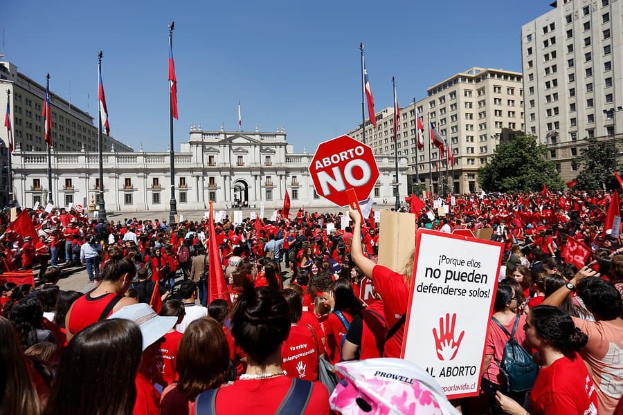 Демонстрация на консерватори срещу правото на аборт пред президентския дворец "Ла Монеда" в Сантяго–лобното място на президента социалист Салвадор Алиенде, който мечтаеше за свободните хора на бъдещето. 