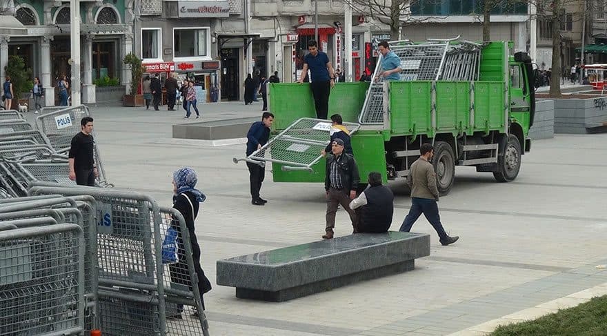 На площад "Таксим" вече слагад ограждения, подготвяйки се за очакваните демонстрации на 1 май. Снимка: Зорница Илиева