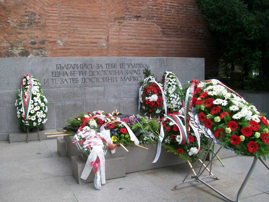 Мемориалът на Незнайния воин бе отрупан с венци и цветя. Снимка: Къдринка Къдринова