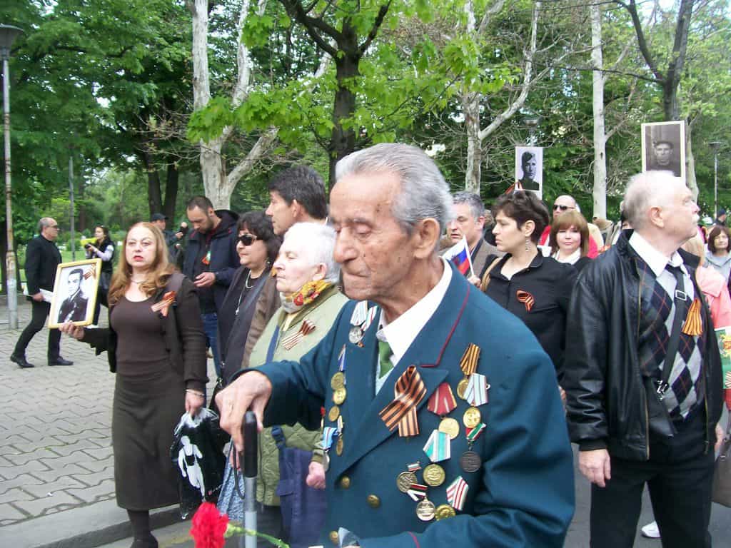 В редиците на шествието крачеха и много ветерани, пряко участвали в събитията отпреди 72 години. Снимка: Къдринка Къдринова