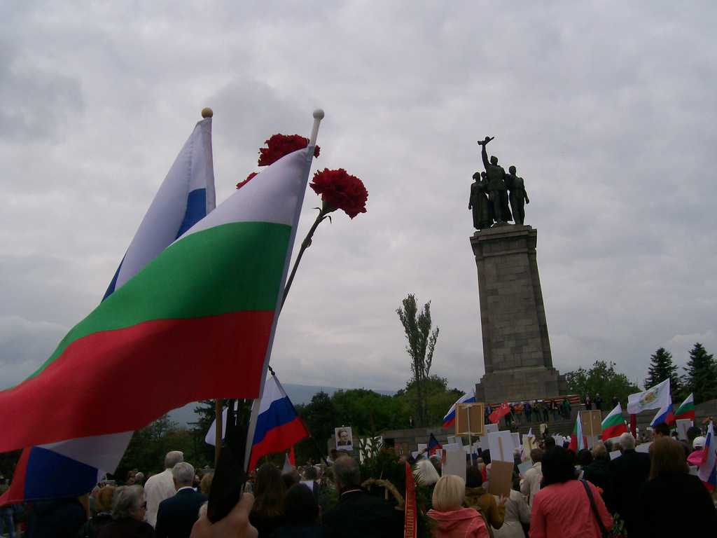 "Безсмъртният полк-България" се събра край паметника на Съветската армия. Снимка: Къдринка Къдринова
