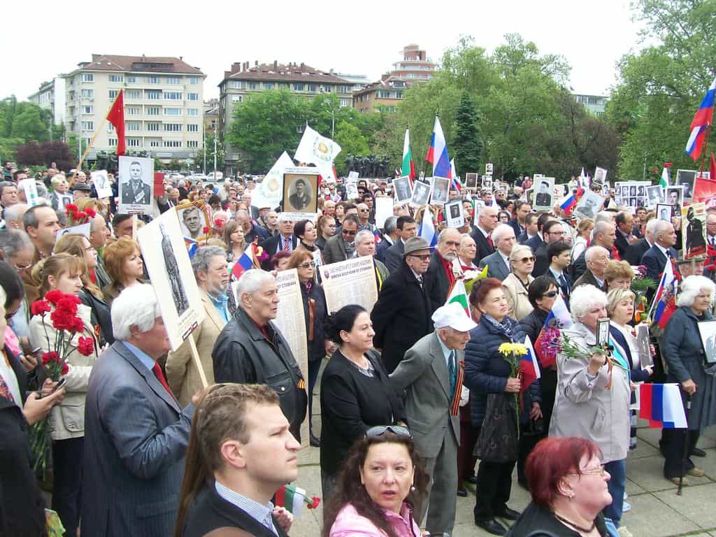 Част от хората, събрали се пред паметника на Съветската армия. Снимка: Къдринка Къдринова