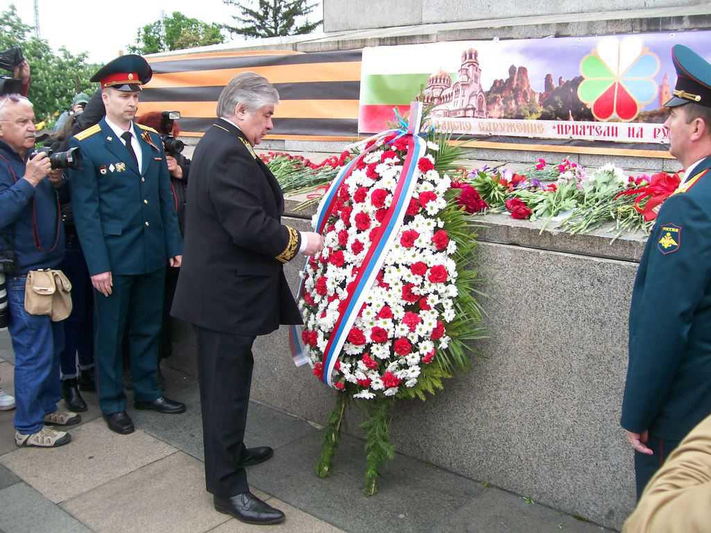 Посланик Анатолий Макаров поднесе венец пред паметника на Съветската армия. Венци поднесоха посланиците на още много страни. Снимка: Къдринка Къдринова