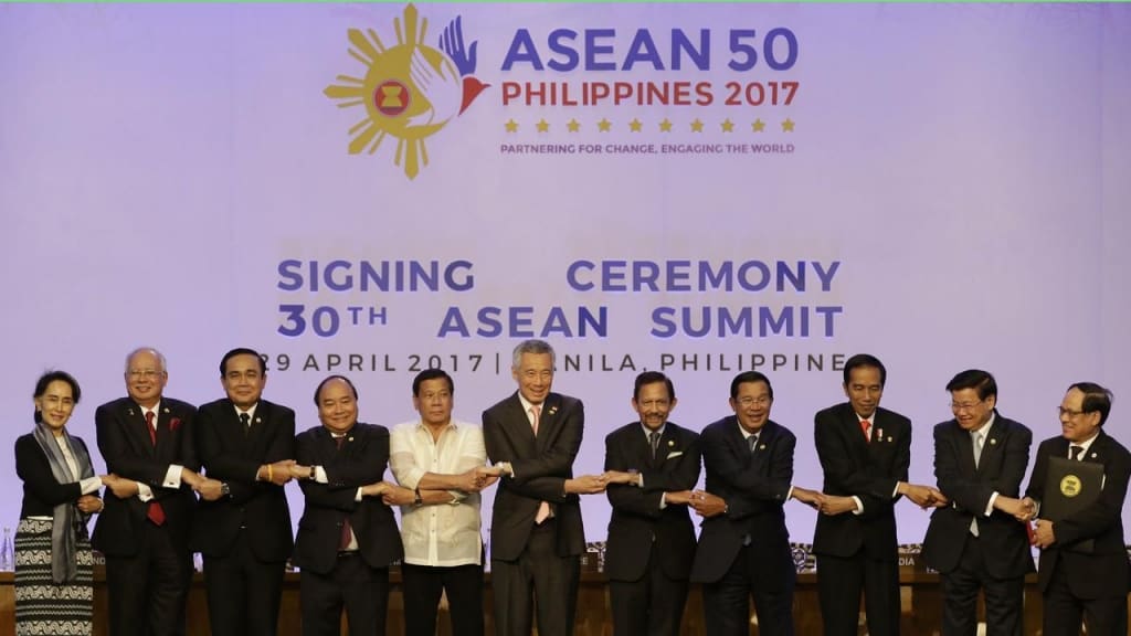 Снимка на участниците в току-що приключилата 30-та среща на върха на АСЕАН във Филипините. Снимка: normangeestar