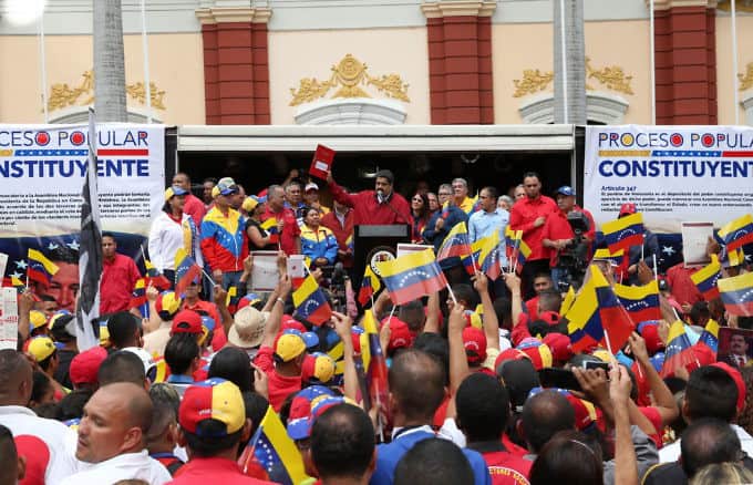 Президентът Николас Мадуро публично подписа на многохиляден митинг в Каракас декрета за свикване на избори за Конституционно събрание. Снимка: AVN