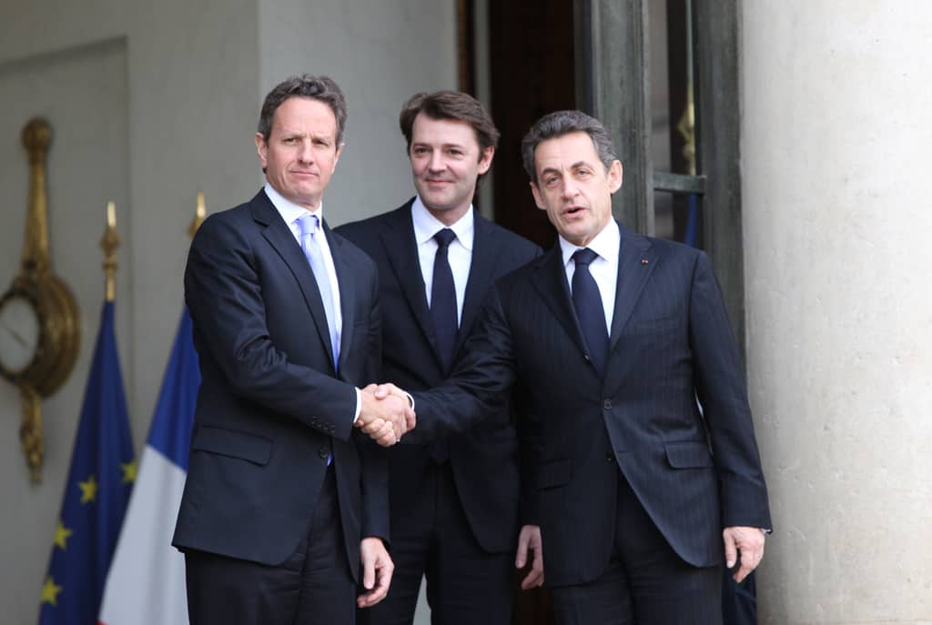 Франсоа Бароен (в средата) като икономически министър през 2011 г.–между тогавашния френски президент Никола Саркози и американския финансов министър Тимъти Гейтнър. Снимка: Уикипедия