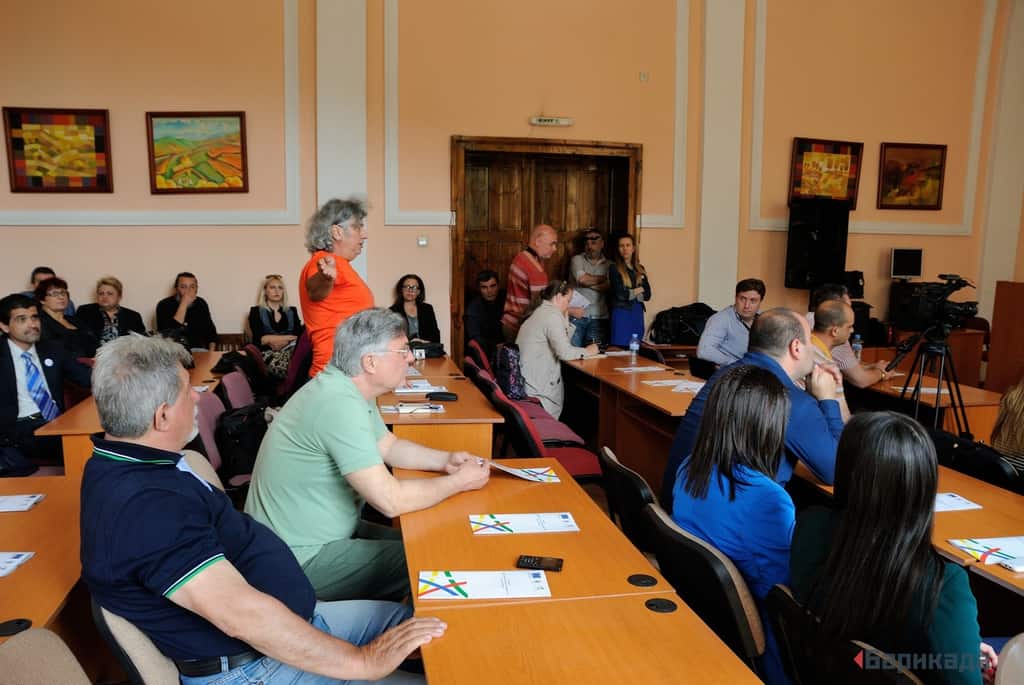Пресконференция в Кюстендил беше обърната на бурно обществено обсъждане от присъстващите граждани. Снимка: Барикада