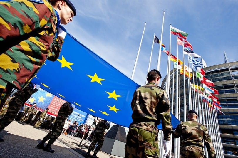 Ако ще вървим към обща армия на ЕС, защо да се бърза с козируването пред Тръмп? Снимка: European Parliament