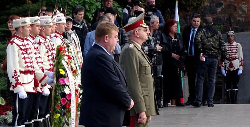 Вицепремиерът и военен министър Красимир Каракачанов също участва в церемонията. Снимка: Николай Белалов