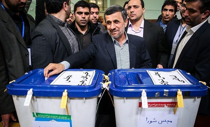 Махмуд Ахмадинеджад гласува в изборите през 2016 г. Снимка: Уикипедия