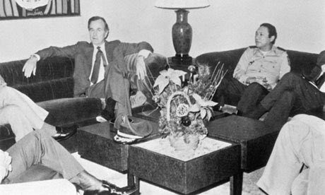 Архивна снимка от края на 70-те, на която Мануел Антонио Норие е с Джордж Буш-баща. Източник: Гардиан