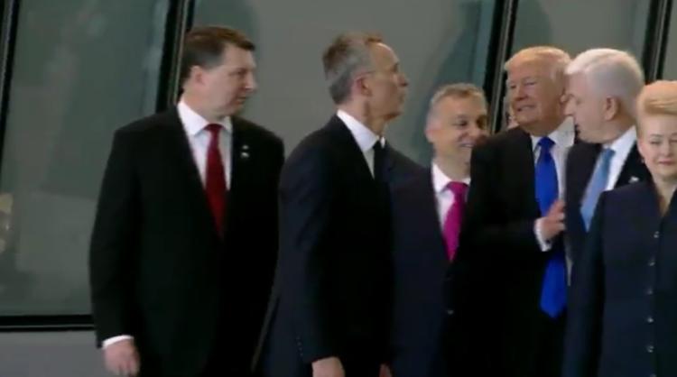 Това е моментът, в който Доналд Тръмп изблъсква Душко Маркович, за да застане отпред. Снимка: YouTube