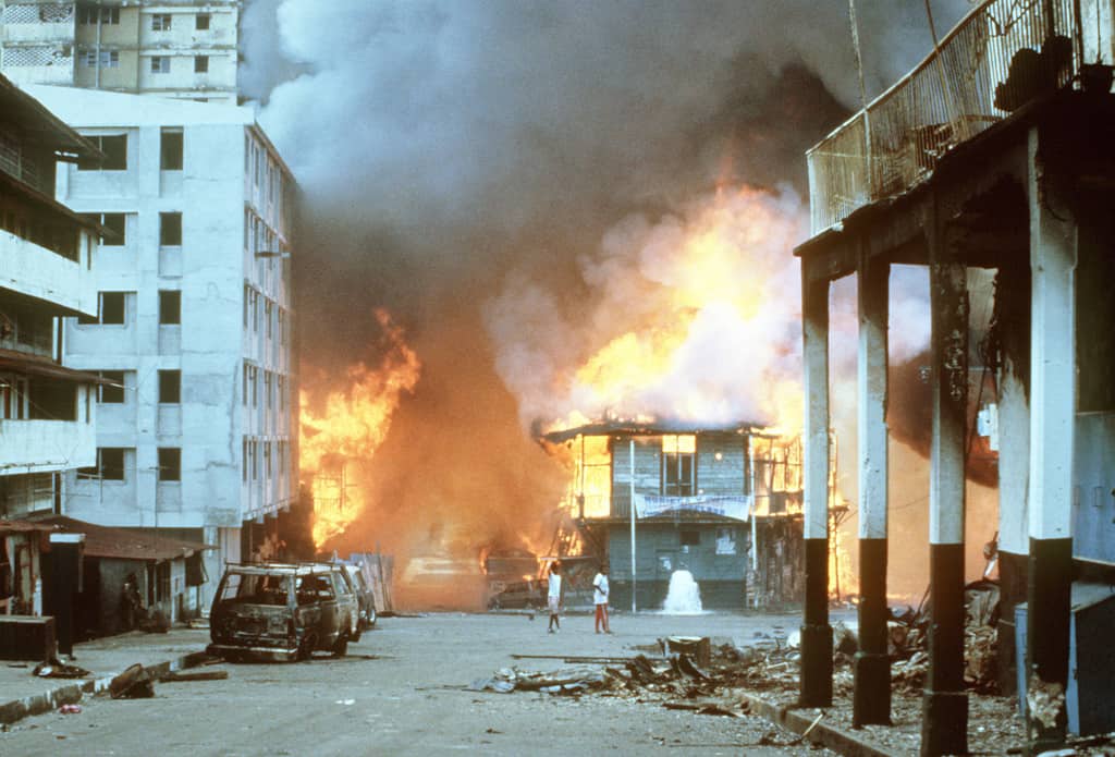 Превземането на панамския Генерален щаб причинява пожар в целия квартал в Панама-сити. Снимка: Уикипедия