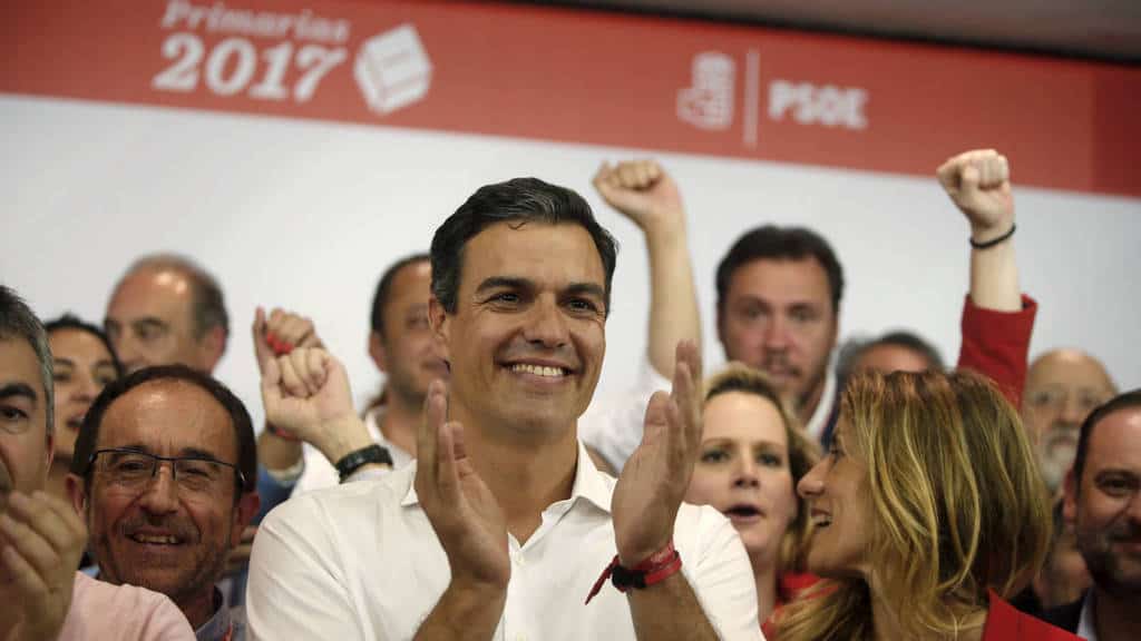 Педро Санчес посреща със съратници обявяването на резултатите от вътрешнопартийните избори в ИСРП за нов партиен лидер. Снимка: EFE