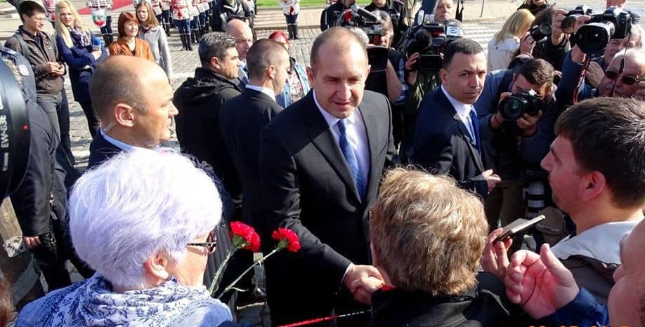 Идвайки за церемонията, президентът Румен Радев бе приветстван от събралите се хора. Снимка: Николай Белалов